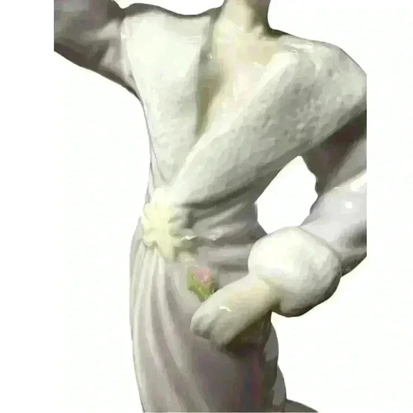 Pretty porcelain lady statuette - Picture 6 of 8